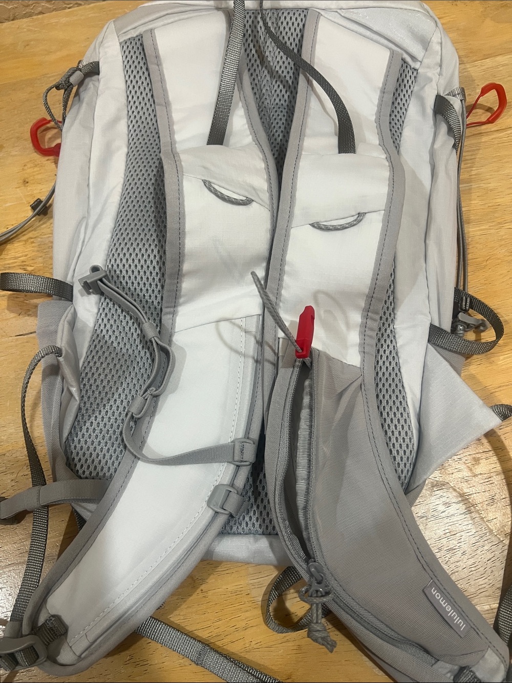 lululemon athletica Light Gray Men’s Hydration Backpack with Red Pull Tabs 10L - Picture 6 of 8